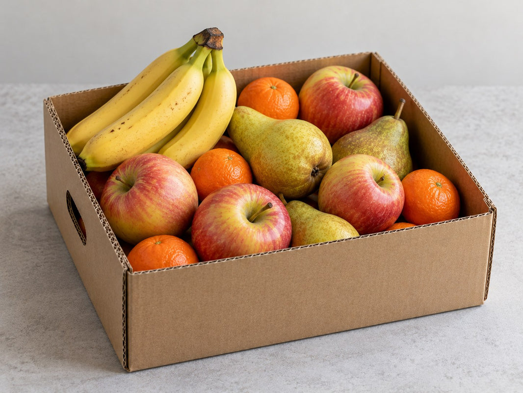 Kleine Probierkiste mit übereinander gepackten frischen Früchten.