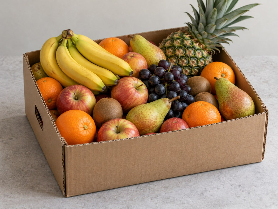 Große Obstkiste mit dicht gepackten, verschiedenen frischen Früchten.