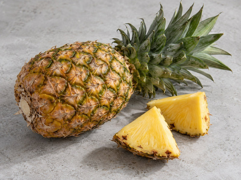 Frische Ananas auf einer hellen Oberfläche.