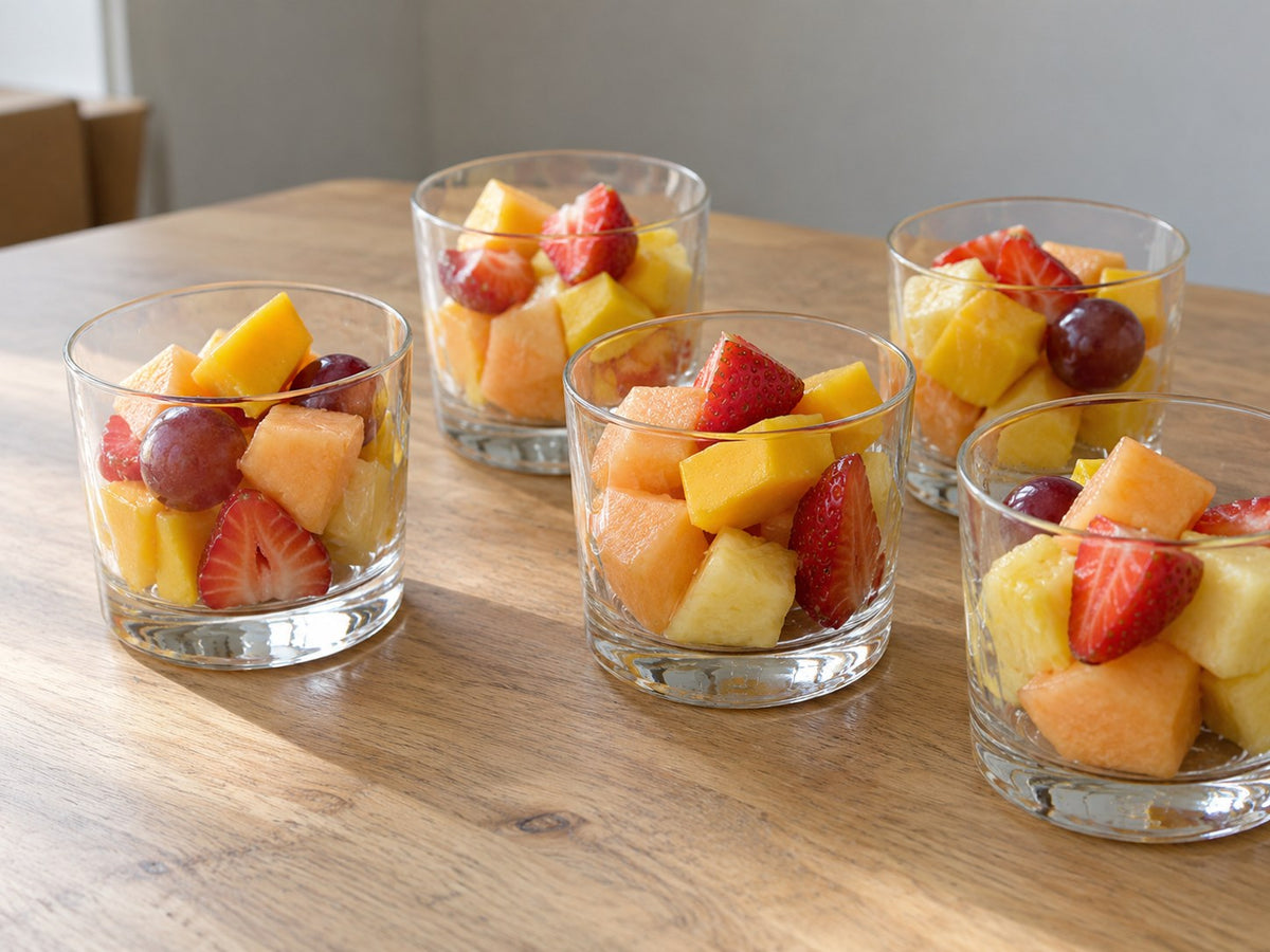 Portioniertes frisches Obst in Gläsern für ein Catering.