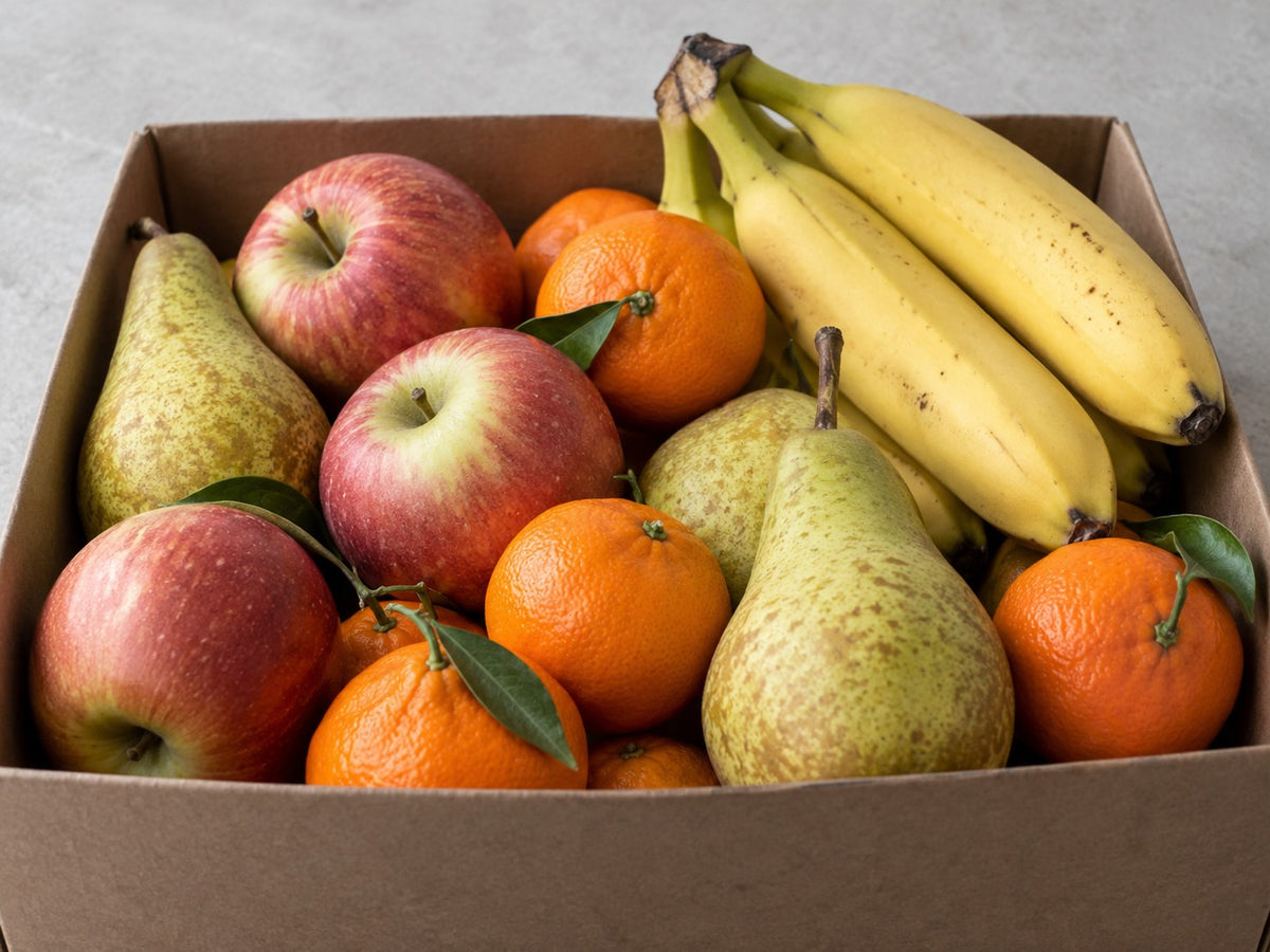 Nahaufnahme einer kleinen Probierkiste mit geschichtetem frischem Obst.