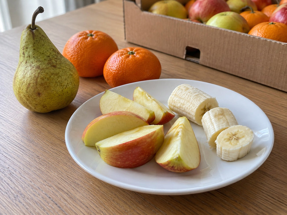 Frisches Obst auf einem Pausentisch für Schule und Kita.